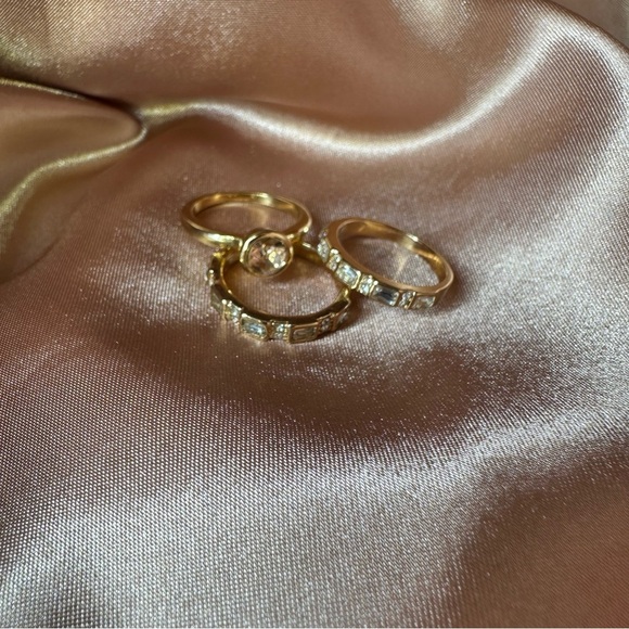 Elegant Artistic Inlaid Crystal Gold Plated Ring with Textured Bands - Picture 10 of 11